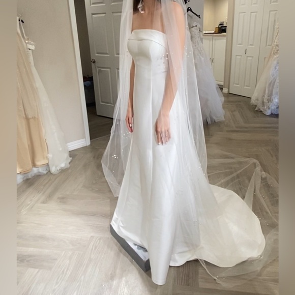 Selling a new, never worn wedding dress! - Picture 2 of 3